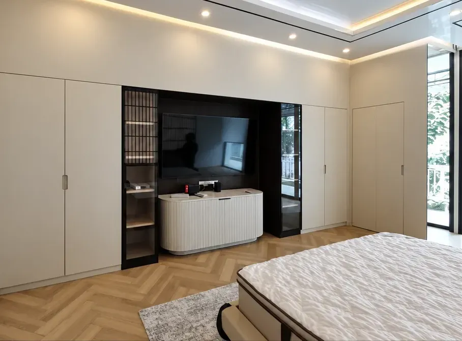 Mr. G — Grand Polonia — bedroom (2/3)