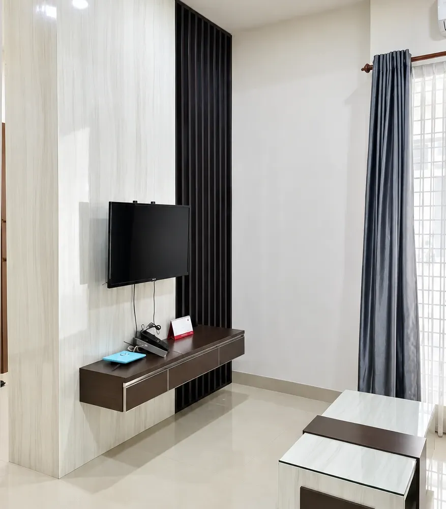Mr. Y — De'casavilla — living room (3/5)