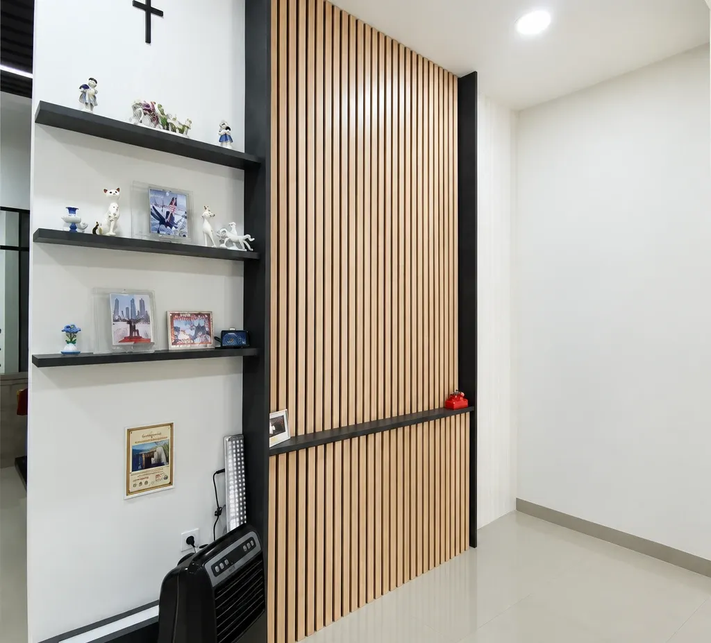 Mr. Y — De'casavilla — living room (4/5)